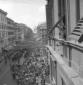 Il corteo funebre lungo via nazionale. Campo lungh ...
