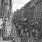 Il corteo funebre lungo via Nazionale. Campo lungh ...