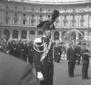 Un carabiniere in uniforme di rappresentanza che s ...