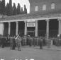 Un gruppo di autorit militari davanti alla chiesa ...