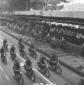 I motociclisti sfilano suonando le trombe, sullo s ...