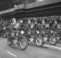 Un reparto della polizia in motocicletta sfila sot ...
