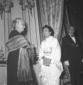 Ida Einaudi conversa con una giovane giapponese in ...