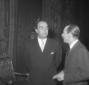 Gui conversa con un politico ; piano medio