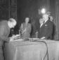 Zoli durante la firma. Campo medio