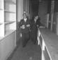 Totale di due fotoreporter sorridenti in cammino p ...