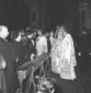Cardinale passa benedicendo la folla dei fedeli; a ...
