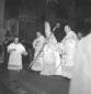 Cardinale ed altri sacerdoti scendono dal pulpito  ...