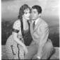 Gina Lollobrigida e Daniel Glin seduti su un mure ...
