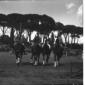 Quattro concorrenti sui cavalli prima della gara;  ...