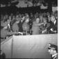 Il Presidente Einaudi consegna le coppe in tribuna ...