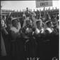 Donne in costume tradizionale con cartello della F ...