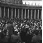 Manifestanti Piazza San Pietro; campo lungo