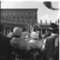 Donne in costume tradizionale (di spalle) a Piazza ...