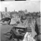Militare con apparecchiatura radio dall'alto del C ...