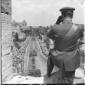 Militare con binocolo su un arco del Colosseo cont ...