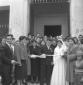 Coppia di sposi, all'esterno della chiesa di Caste ...