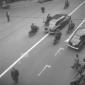 Corteo di auto, colto dall'alto, scortate da motoc ...