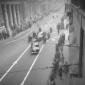 Corteo di auto, colto dall'alto, scortate da motoc ...