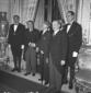 Menderes e Einaudi si stringono la mano; totale