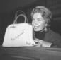 Una delle Miss in posa con una borsa della Lai; pr ...