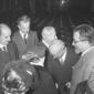 Einaudi stringe la mano di una donna. Un gruppo di ...