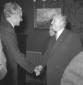 Van Houtten stringe la mano all'uomo con il gessat ...