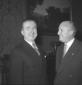Van Houtten e Pella dialogano; piano medio