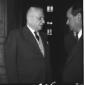 De Caro e Malagodi che discutono. Piano americano