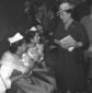 Una signora conversa con due donne in costume part ...