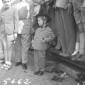 Un bambino vestito da bersagliere tra il pubblico  ...