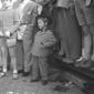 Un bambino vestito da bersagliere tra il pubblico  ...
