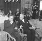 Leone e De Nicola seduti mentre parlano - piano am ...