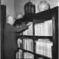 Angelini che prende un libro da una libreria. Pian ...