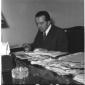 Giulio Andreotti mentre  � seduto alla scrivania.  ...