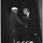 Nehru e Segni di profilo si stringono la mano; pia ...