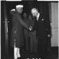 Segni e Nehru si stringono la mano; totale
