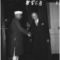 Segni e Nehru si stringono la mano; totale