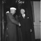 Segni e Nehru si stringono la mano; piano american ...