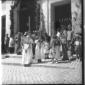 Alcuni chierichetti portano in processione dei cer ...