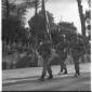 Un corpo  militare sfila lungo la passeggiata arch ...