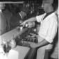 Un barman versa un bicchiere di vino; Romita al ba ...