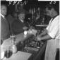 Romita al bancone; un barman ed un uomo; piano ame ...