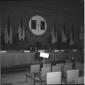 Sala del congresso vuota e due persone sedute nell ...