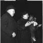 Erhard e la moglie con un mazzo di fiori in mano - ...