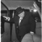 Erhard mentre sale all'interno di un'automobile. M ...
