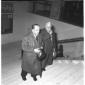 Due persone salgono le scale dell'Eliseo - campo m ...