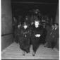 Due donne salgono le scale dell'Eliseo - campo med ...