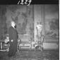 Gronchi in una sala del Quirinale - campo medio