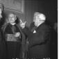 Il cardinale Micara circondato da altre persone in ...